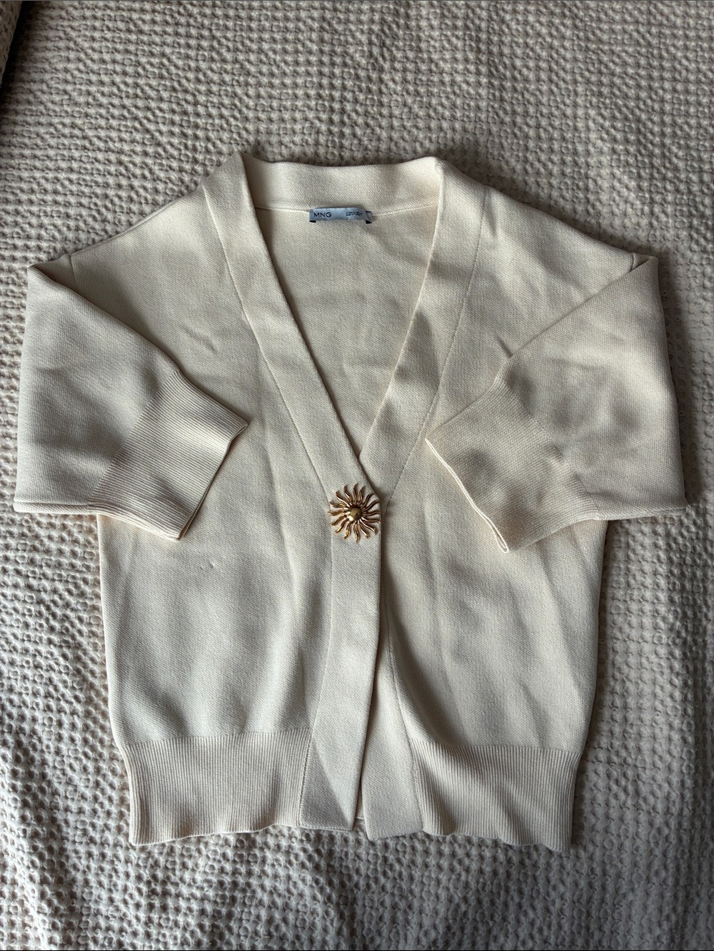 Mango Cream Short-Sleeve V-Neck Sweater with Gold Sun Button Size Small